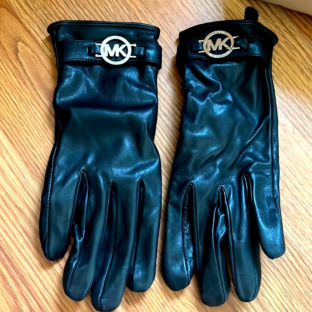 Brand New Black Michael Kors leather gloves 🖤